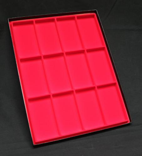 160FTA 12 (Red) Display Cases - présentoir pour médailles en rouge. Ce modèle est disponible avec couvercle - EN STOCK
