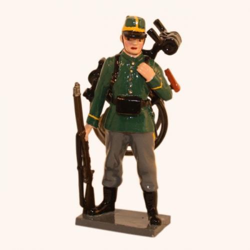 827 - Belgian 1st Carabinier Regiment Standing with folded bike on back (WW1) - EN STOCK