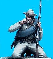 C44 - Confederate infantry on knees biting cartridge. 54mm Confederate infantry (unpainted kit). (removeable blanket-roll) - EN STOCK