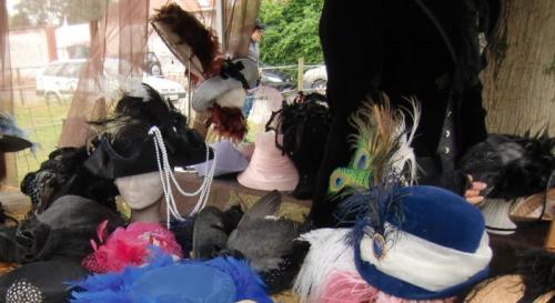 Chièvres 2016 - American Market - Stand de Mandragora, que de belles coiffes