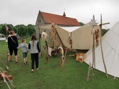 Chièvres 2016 - campement - visite du camp