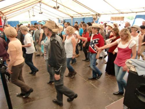 Erquelinnes 2015 - Country Wind, Line Dancers - Ambiance de feu avec Country Wind 