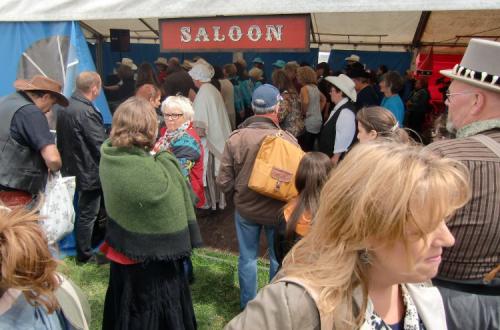 Erquelinnes 2015 - le saloon et la piste de danse bourré à craquer