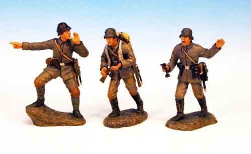 GST.5 - Officers and NCO advancing, 3 German figures