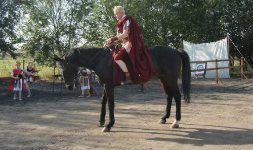 Gouy-lez-Piéton 2014 - Empereur Auguste à cheval