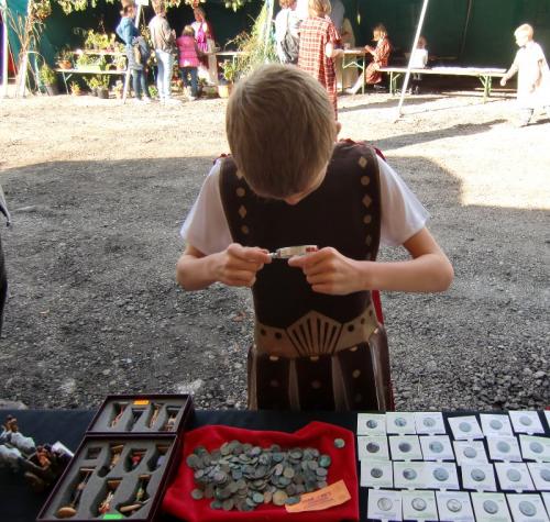 Gouy-lez-Piéton 2014 - Stand du Royaume du Soldat - beaucoup n'avait jamais vu d authentiques monnaies romaines