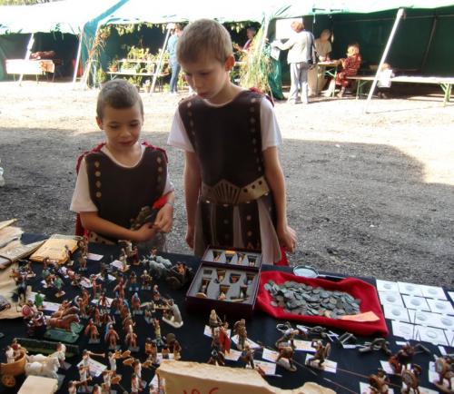 Gouy-lez-Piéton 2014 - Stand du Royaume du Soldat - enfants en admiration devant les figurines ROSE MINIATURES