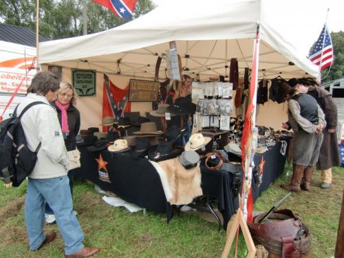 Havré 2014 - stand du Royaume du Soldat avec Guillaume et Laura 