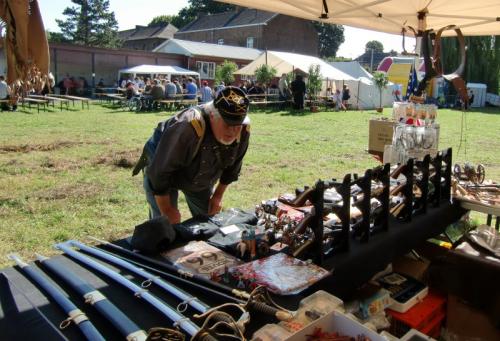 Havré 2015 - Stand du Royaume du Soldat, un nordiste en admiration devant les King and Country