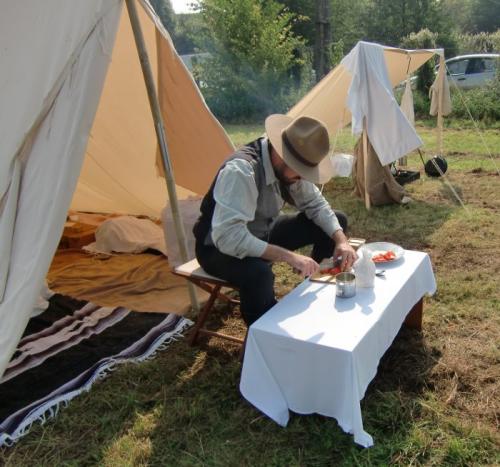 Havré 2017 - campement N°15 Charles-François prépare le dîner 