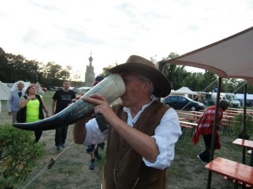 Havré 2019 - Saloon ... tournée de corne ... invité par Etienne, je n'y coupe pas 