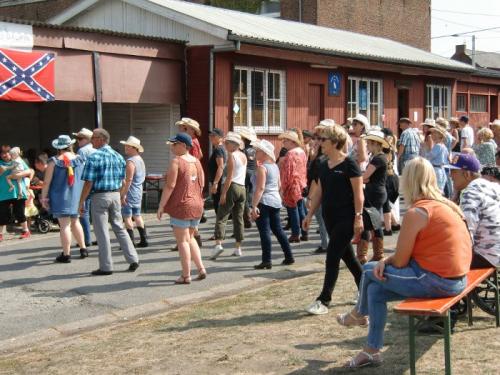 Havré 2019 - danse country - malgré les 30°, les line-dancers se déhanchent sur les chansons de Kristen Heather