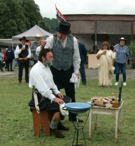 Havré 2021 - Coiffeur ... Le capitaine Winchester se fait raser avec du dentifrice