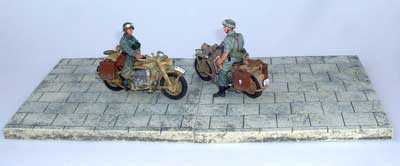 JG Miniatures - AHP - Pavement Sections - diorama avec 2 motocyclistes de King and Country au 1-30ème