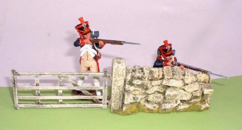 JG Miniatures - C08f - Gate seen here fitted to gatepost avec 2 figurines King and Country au 1-30ème