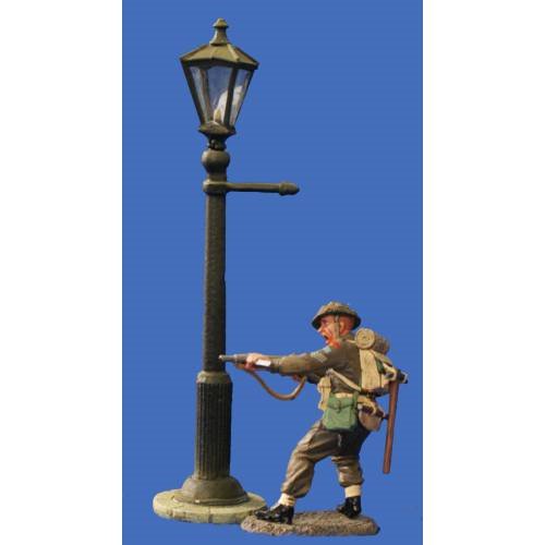 JG Miniatures - C18 - Gas lamp witk a KC soldiers
