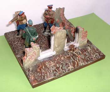 JG Miniatures - EB4 - House Ruin - diorama avec figurines de King and Country au 1-30ème