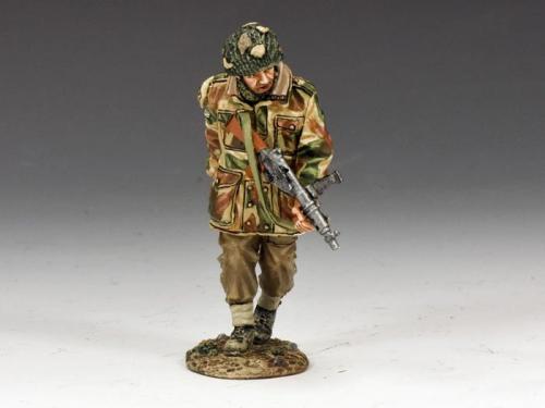 MG038(P) - Advancing with Sten Gun