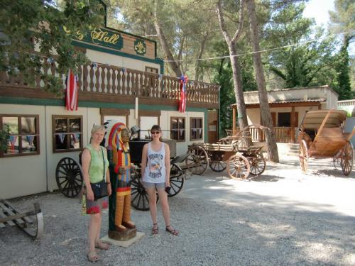 OK Corral - Expo de véhicules hippomobiles - De gauche à droite Josette, un indien en bois et Lisa