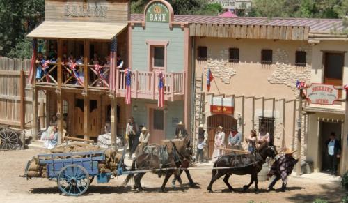 OK Corral - défilé - charrette marchandises avec ânes et mexicain 