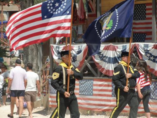 OK Corral - parade en rue US army porte drapeaux