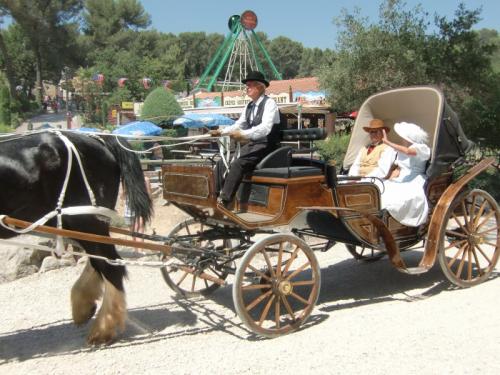 OK Corral - parade en rue charrette taxi 