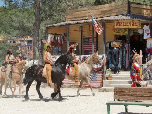 OK Corral - parade en rue indiens à cheval