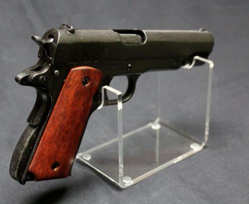 RDS5 - Pistol Stand - présentoir pour armes de poing avec un M1911 pistol, made by Colt, USA 1911 fabriqué par DENIX - momentanément hors stock
