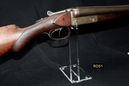 RDS1 - Tall Rifle Display Stand - Support en acrylique transparent avec fusil de chasse de la Fabrique dArmes Unies de LIEGE (Base 12 X 6,5 cm - Haut. 18,5 cm) - EN STOCK