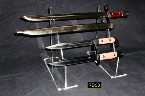 RDS3 - Double Sword Display Stands - présentoir double en acrylique transparent pour sabres et épées présenté ici avec des baïonettes - EN STOCK