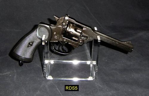 RDS5 -Pistol Stand - présentoir pour armes de poing avec un Mk 4 revolver, designed by Webley, UK 1923 fabriqué par DENIX - EN STOCK