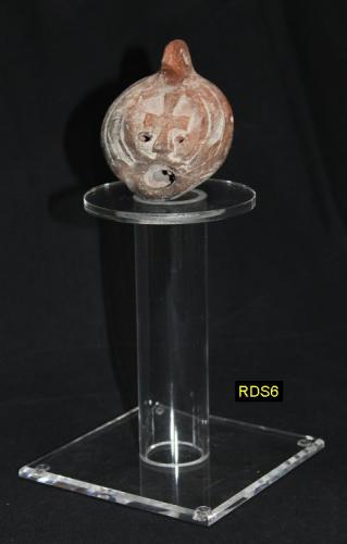 RDS6 - Helmet Stand - Présentoir (petit modèle) en acrylique transparent - Base 12,7 X 12,7 cm - Haut. 15 cm - EN STOCK