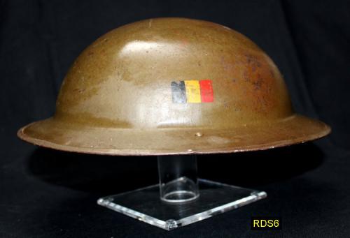 RDS6 - Helmet Stand - Présentoir ou Porte casque (petit modèle) en acrylique transparent avec casque plat de l armée belge (Base 12,7 X 12,7 cm - Haut. 15 cm) - EN STOCK
