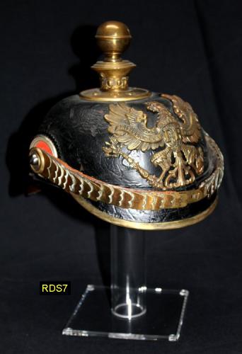 RDS7 - Helmet Stand -  Présentoir ou Porte casque (moyen modèle) en acrylique transtarant avec casque de l artillerie allemande WWI - EN STOCK