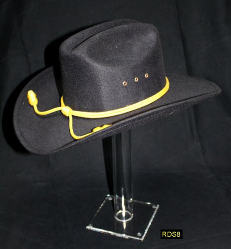 RDS8 - Helmet Stand - Présentoir ou Porte casque (grand modèle) en acrylique transparent avec chapeau de la cavalerie US (Base 12,7 X 12,7 cm - Haut. grand modèle 39,5 cm) - EPUISE