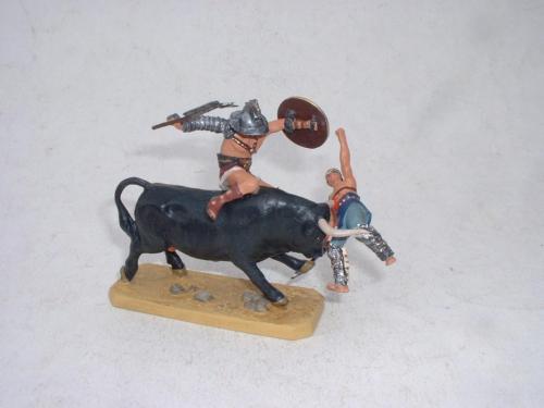 Roman Gladiator and bull - EN STOCK