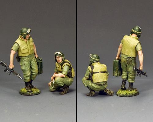 VN073 - Dismounted Armoured Crew (2 figurines)