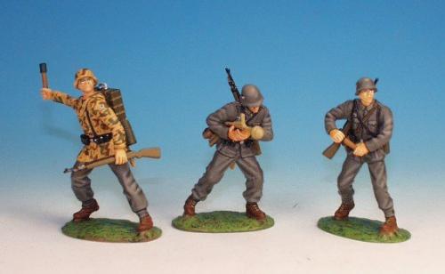 WGI3 - German Army '44, Three infantrymen with grenade or panzerfaust