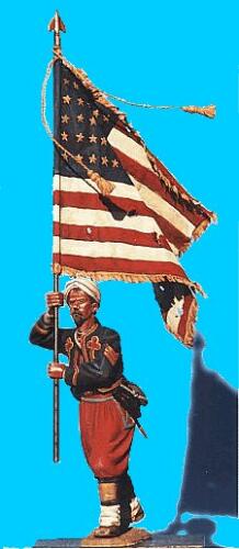 Z05 - 5th NY Charging, Flag bearer (2 heads supplied). 54mm Union zouaves (unpainted kit). Supplied with sheet lead flag.  (supplied with lead sheet flag, for photo etched alternative click onto F3, F4 Union infantry flag) - PAS DE STOCK
